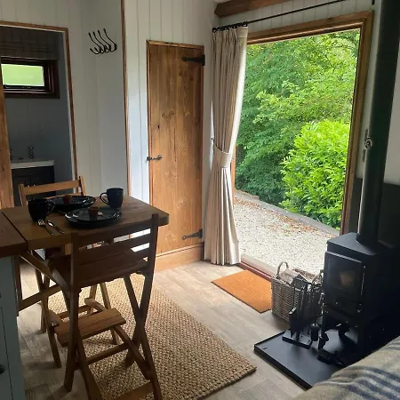 Woodside Shepherd Hut With Free Parking *