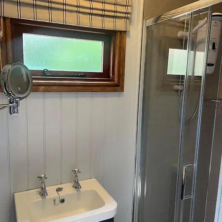 Woodside Shepherd Hut With Free Parking