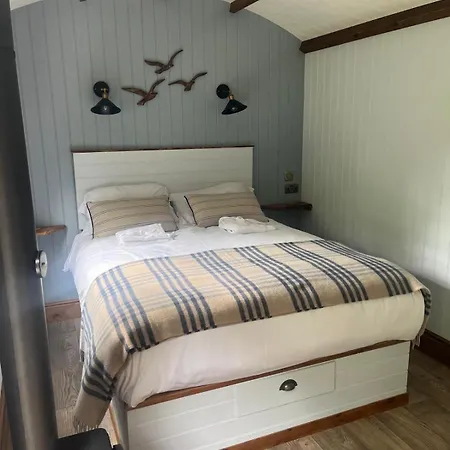 Woodside Shepherd Hut With Free Parking Hawsker