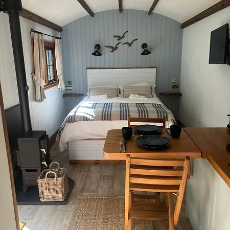 Woodside Shepherd Hut With Free Parking - Near Whitby Apartment Hawsker